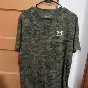 Under Armour Men's Green Camouflage Tee